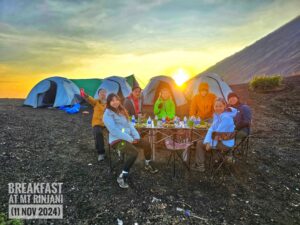 Having breakfast at the Rinjani crater rim