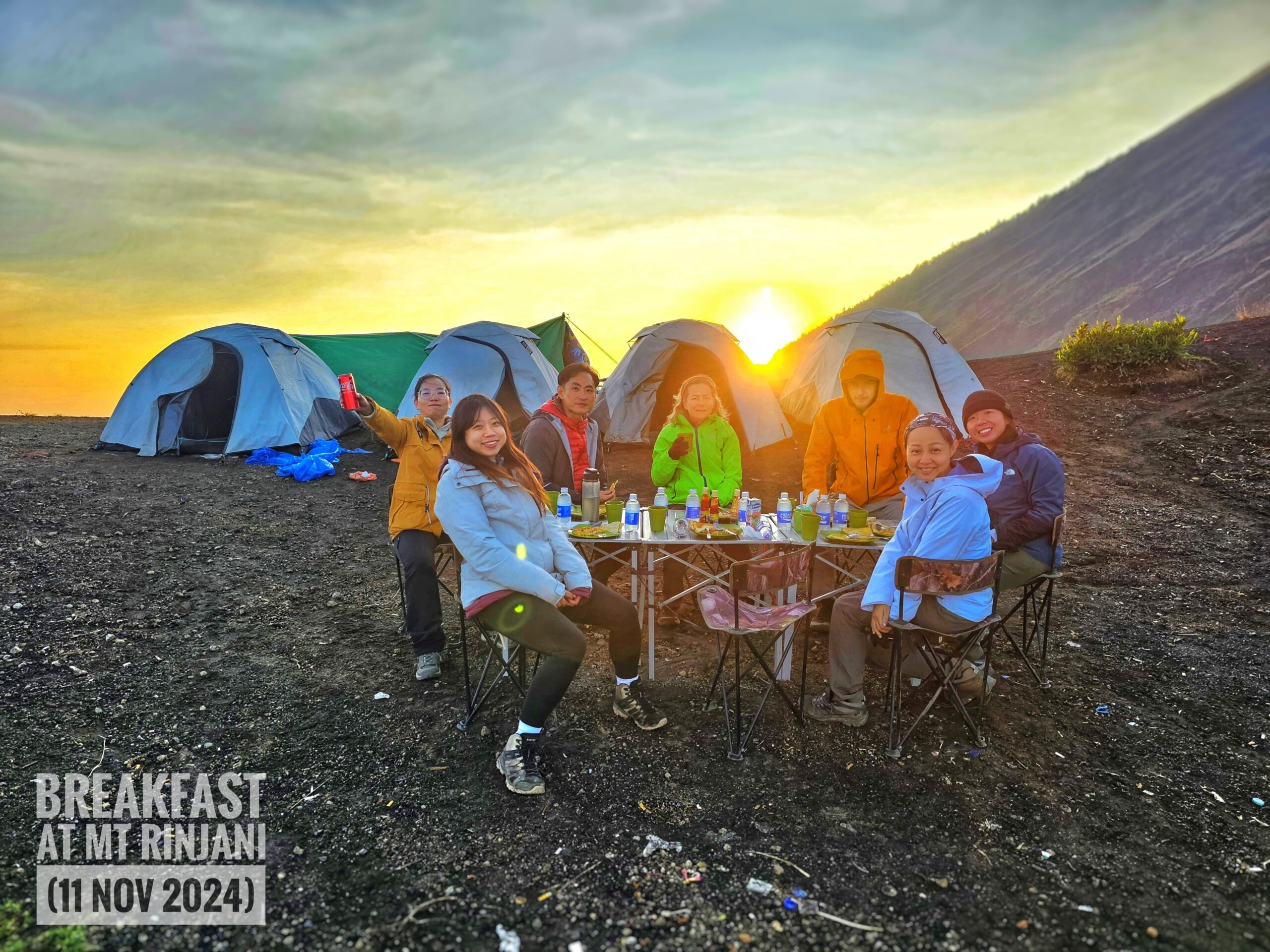 Having breakfast at the Rinjani crater rim